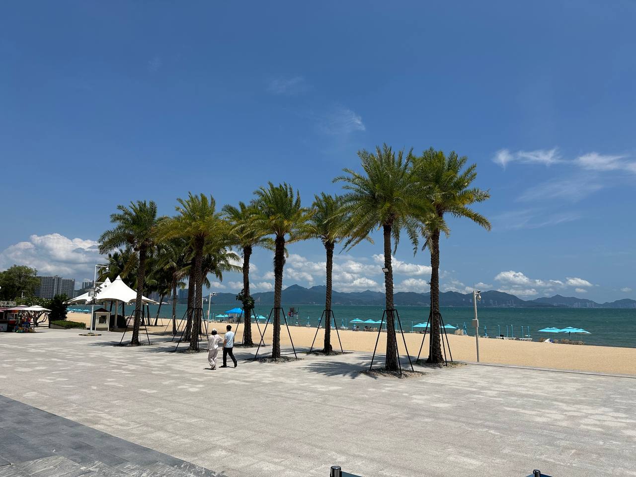 Песчаный пляж с пальмами и морем в Silver Beach, Хойчжоу