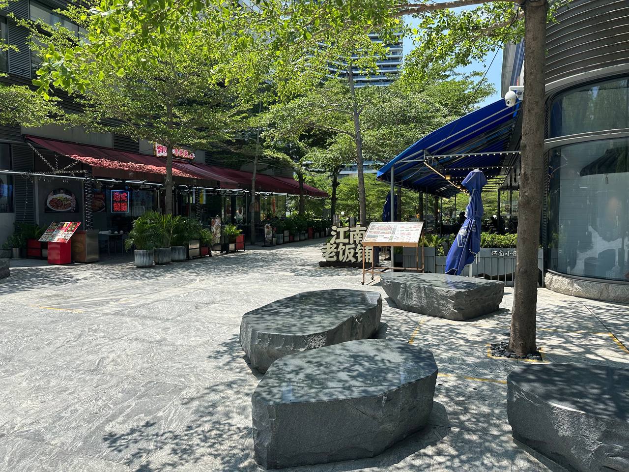 Уличные кафе под деревьями в районе Silver Beach